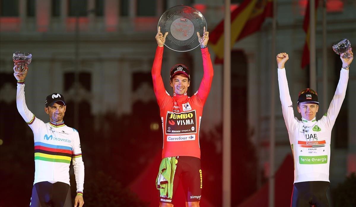 El podio de la Vuelta 2019, con Roglic, en el centro, Valverde y Pogacar, a la derecha.