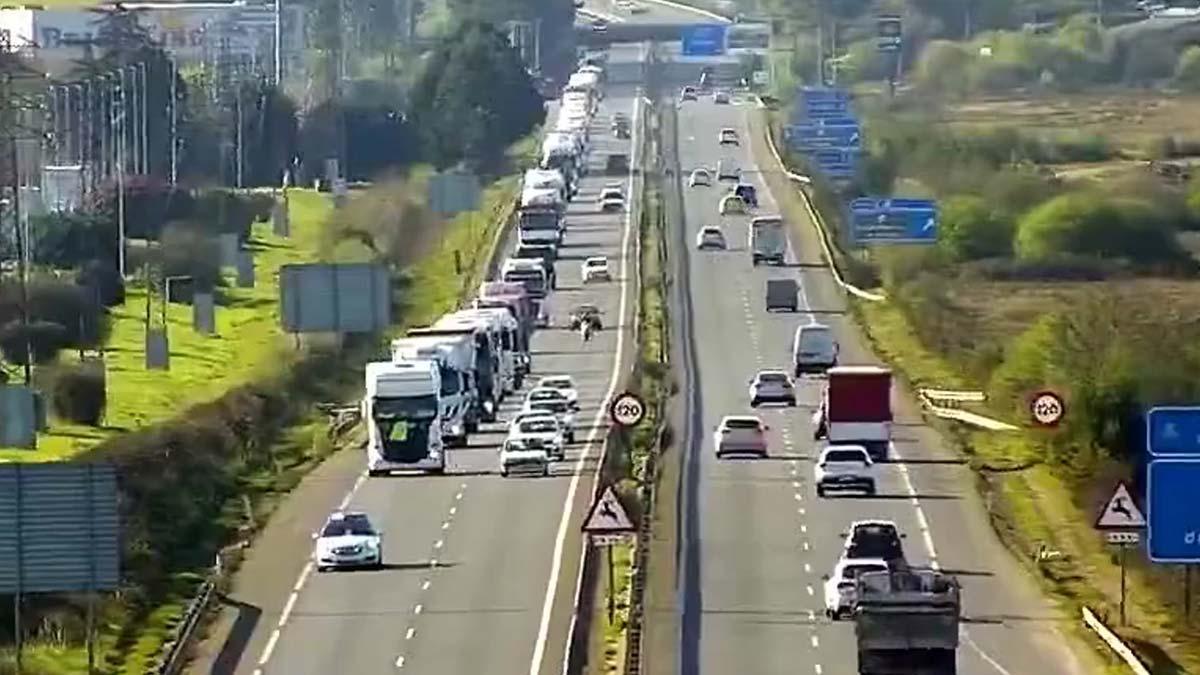 Huelga de transportes: Fuerzas de seguridad escoltan un convoy de leche en Galicia.