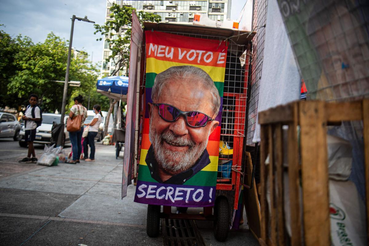 Una bandera con el rostro de Lula y la frase Mi voto es secreto, en una calle de Río de Janeiro.