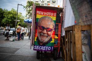 Una bandera con el rostro de Lula y la frase Mi voto es secreto, en una calle de Río de Janeiro.