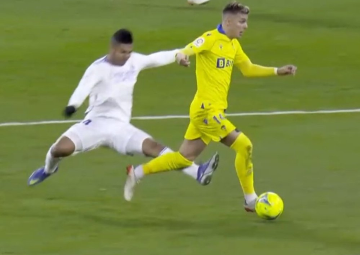 Casemiro entra a Alejo sin posibilidad de tocar la pelota y ve la amarilla. 