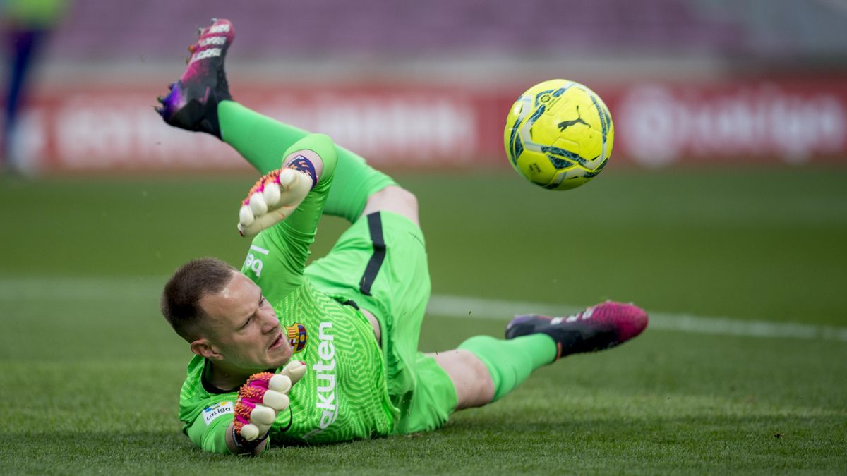 Ter Stegen despeja un balón durante el último partido de liga contra el Celta Ter Stegen despeja un balón durante el último partido de liga contra el Celta