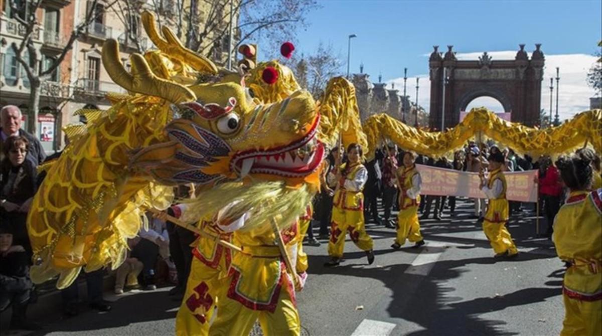 Desfile del Año Nuevo chino cerca del Arc del Triomf, en febrero del 2016.