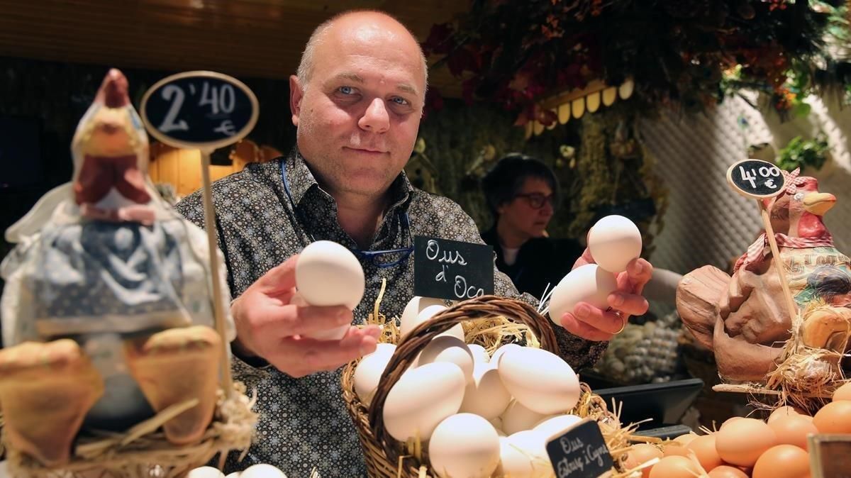 Xavier Frauca, en su parada de Ous Calaf en el mercado barcelonés de El Ninot. Xavier Frauca, en su parada de Ous Calaf en el mercado barcelonés de El Ninot.