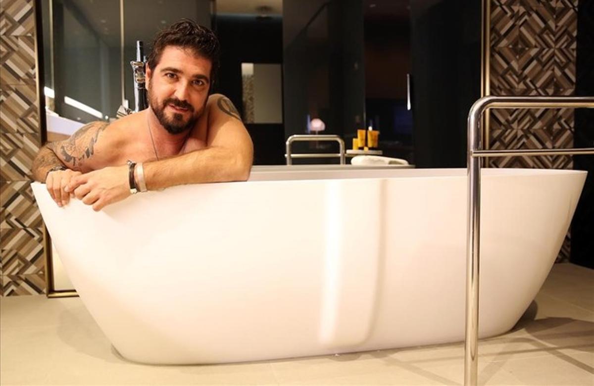 Antonio Orozco accedió sin reparos a mostrarse tal como es en la bañera del Hotel Mandarin en cuya suite se realizó la entrevista.