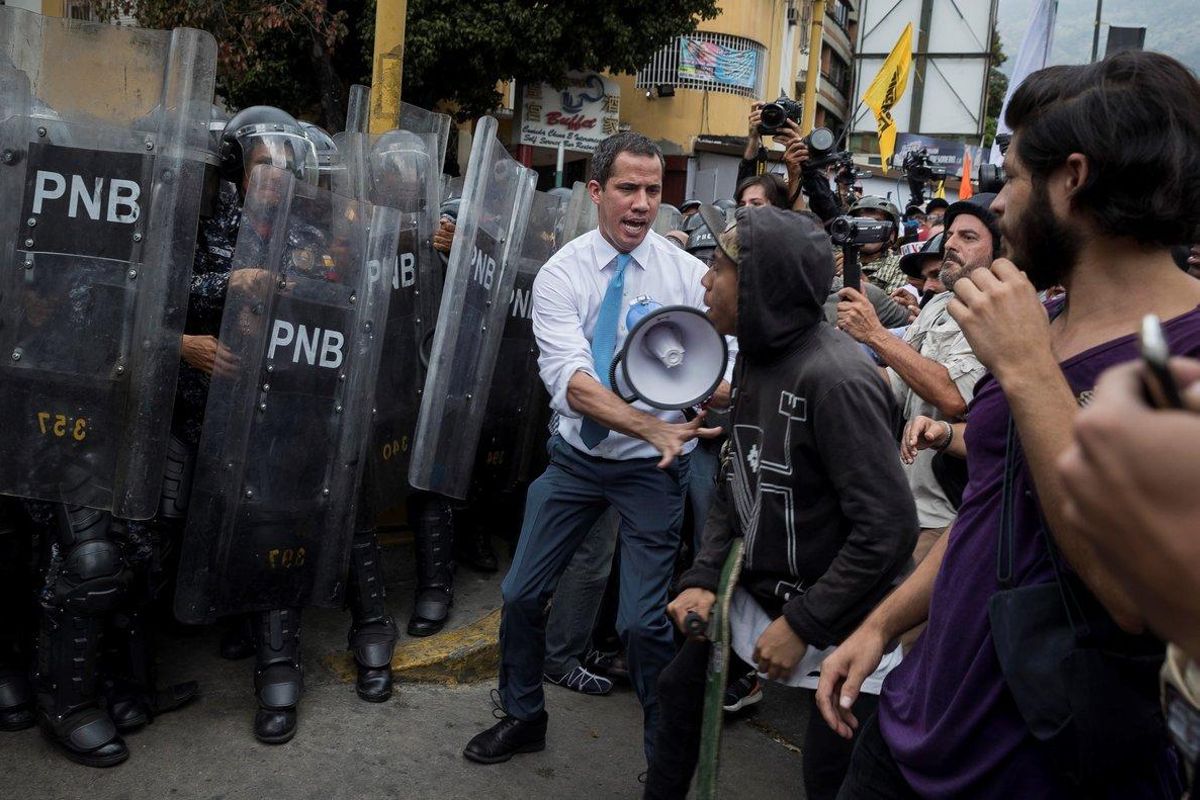 AME3191. CARACAS (VENEZUELA), 10/03/2020.- El líder opositor Juan Guaidó se une a simpatizantes durante los enfrentamientos con la Policía Nacional Bolivariana (PNB), este martes, en Caracas (Venezuela). La marcha había comenzado unos 30 minutos antes desde Chacao, un acomodado sector del este de Caracas y tradicional bastión opositor de la capital venezolana, y era la primera gran convocatoria de Guaidó desde que regresó de una gira internacional el pasado 11 de febrero. Al llegar a la zona, Guaidó cogió un megáfono y se metió entre los manifestantes y los policías, a quienes les dijo que en la marcha estaba la representación legítima del pueblo de Venezuela, en referencia a un nutrido grupo de diputados que intentaban llegar hasta el Palacio Legislativo para hacer la tradicional sesión de los martes. EFE/ Rayner Peña R. AME3191. CARACAS (VENEZUELA), 10/03/2020.- El líder opositor Juan Guaidó se une a simpatizantes durante los enfrentamientos con la Policía Nacional Bolivariana (PNB), este martes, en Caracas (Venezuela). La marcha había comenzado unos 30 minutos antes desde Chacao, un acomodado sector del este de Caracas y tradicional bastión opositor de la capital venezolana, y era la primera gran convocatoria de Guaidó desde que regresó de una gira internacional el pasado 11 de febrero. Al llegar a la zona, Guaidó cogió un megáfono y se metió entre los manifestantes y los policías, a quienes les dijo que en la marcha estaba la representación legítima del pueblo de Venezuela, en referencia a un nutrido grupo de diputados que intentaban llegar hasta el Palacio Legislativo para hacer la tradicional sesión de los martes. EFE/ Rayner Peña R.
