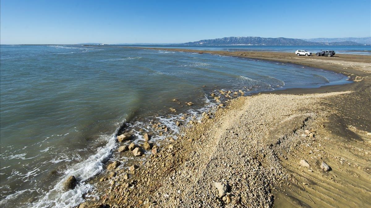 En algunos puntos, la playa de El Trabucador, que antes ocupaba casi un kilómetro de extensión, ha quedado reducida a apenas cinco metros