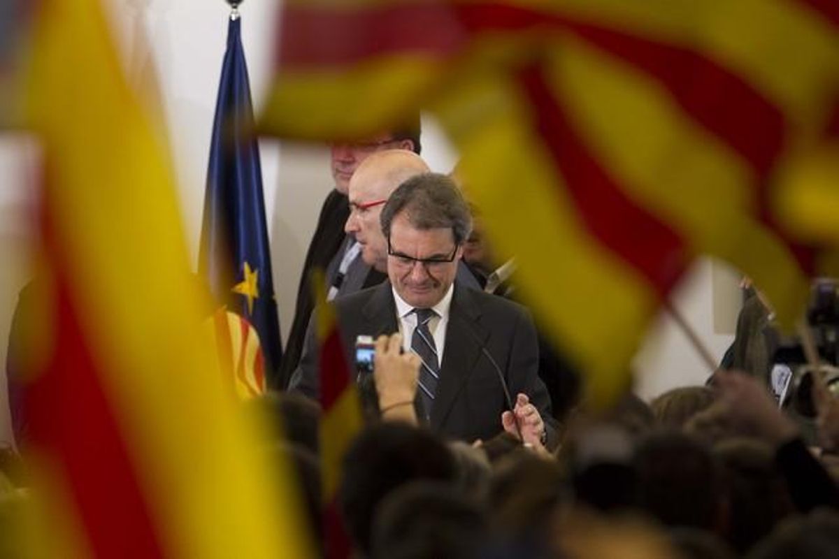 Artur Mas, entre banderas, en el Hotel Majestic, anoche, tras conocer el resultado electoral. Artur Mas, entre banderas, en el Hotel Majestic, anoche, tras conocer el resultado electoral.