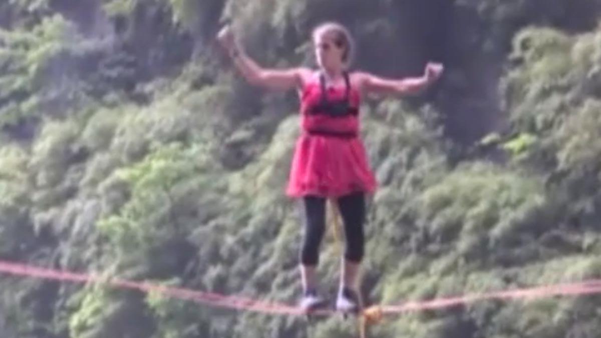Van avanzando por la cuerda a 1.300 metros de altura en el Parque Nacional de Tianmen en la provincia de Hunan en China.