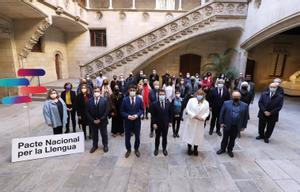Aragonès, Puigneró y Garriga, con los miembros del Pacte Nacional per la Llengua.