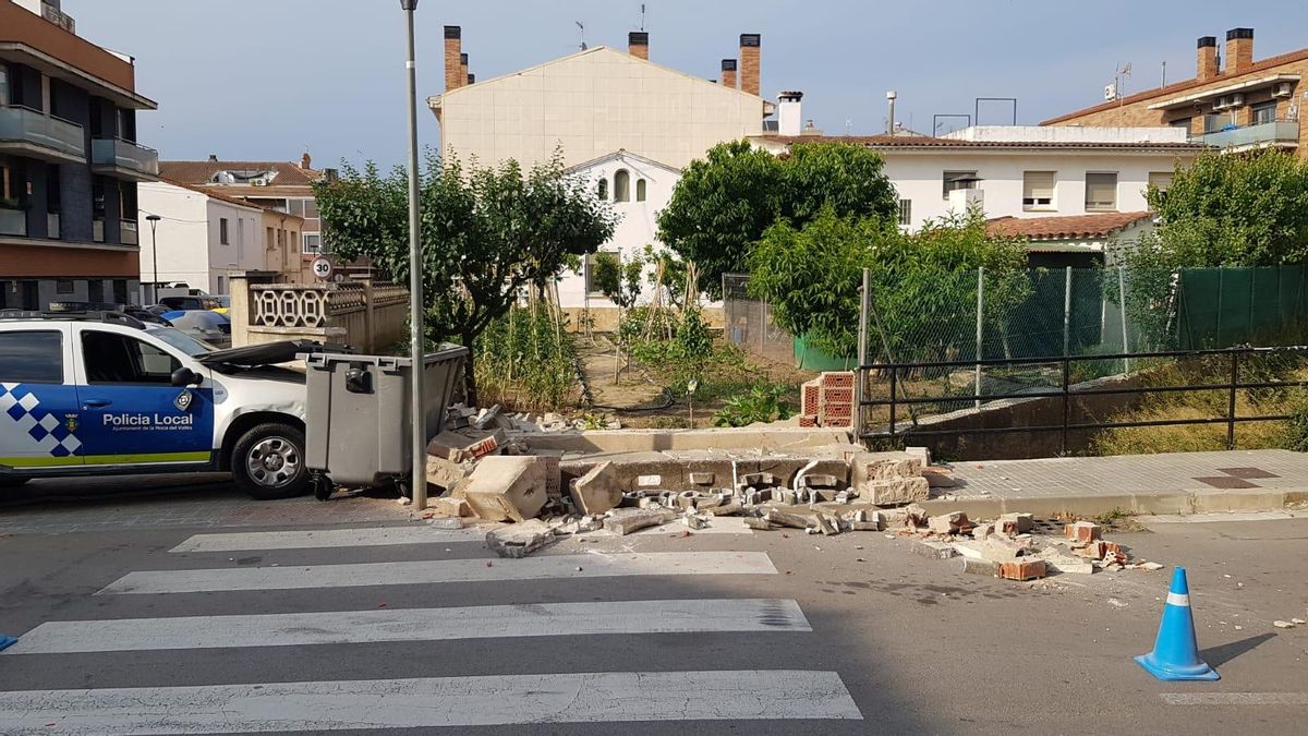 Un cotxe policial s’encasta a casa dels pares de Salvador Illa en una persecució Un cotxe policial s’encasta a casa dels pares de Salvador Illa en una persecució