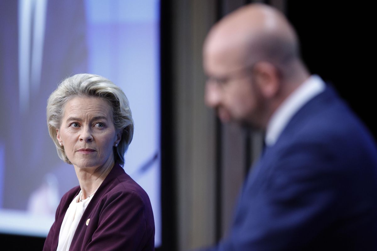 La presidenta de la Comisión Europea, Ursula von der Leyen, en segundo plano, en rueda de prensa junto al presidente del Consejo Europeo, Charles Michel (R), este viernes en Bruselas. La presidenta de la Comisión Europea, Ursula von der Leyen, en segundo plano, en rueda de prensa junto al presidente del Consejo Europeo, Charles Michel (R), este viernes en Bruselas.
