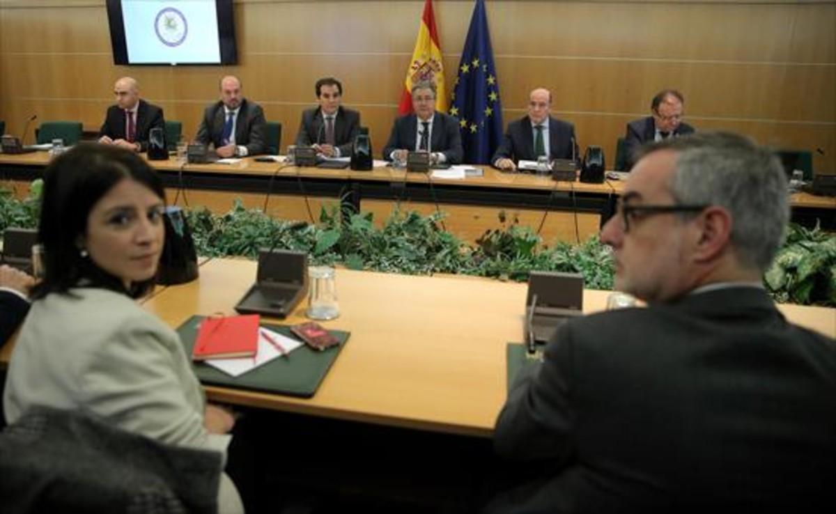 Adriana Lastra (PSOE) y Miguel Gutiérrez (Ciudadanos), ayer en la reunión con el ministro Zoido (centro).