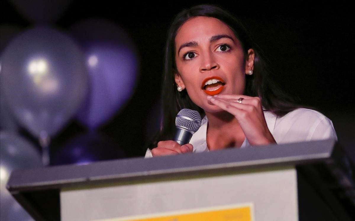 Alexandria Ocasio-Cortez habla a sus seguidores. Alexandria Ocasio-Cortez habla a sus seguidores.