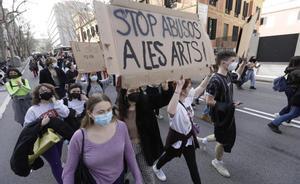 Manifestación de estudiantes del Institut del Teatre en la calle Lleida, rumbo a la Diputación. 