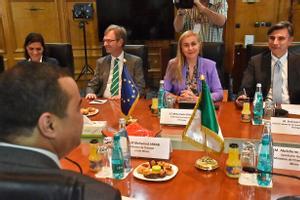 La comisaria de Energía de la UE, Kadri Simson, y miembros de su delegación, durante el encuentro con el ministro de Energía de Argelia, Mohamed Arkab.