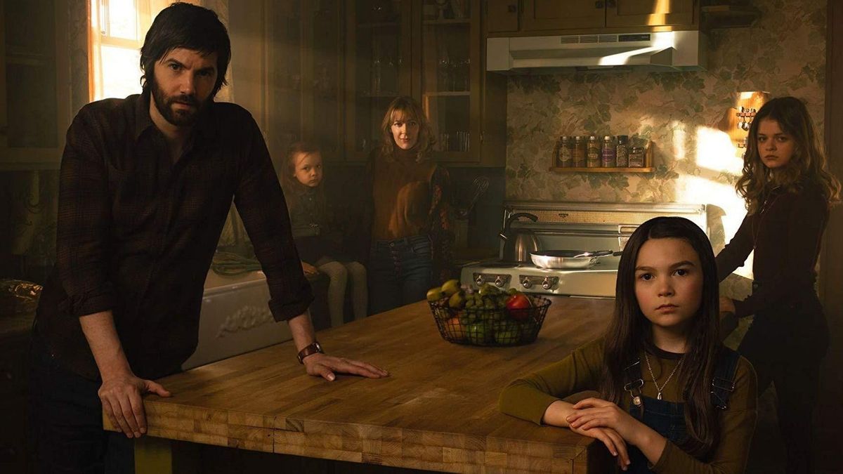 Una foto promocional de ’Home before dark’. Una foto promocional de ’Home before dark’.