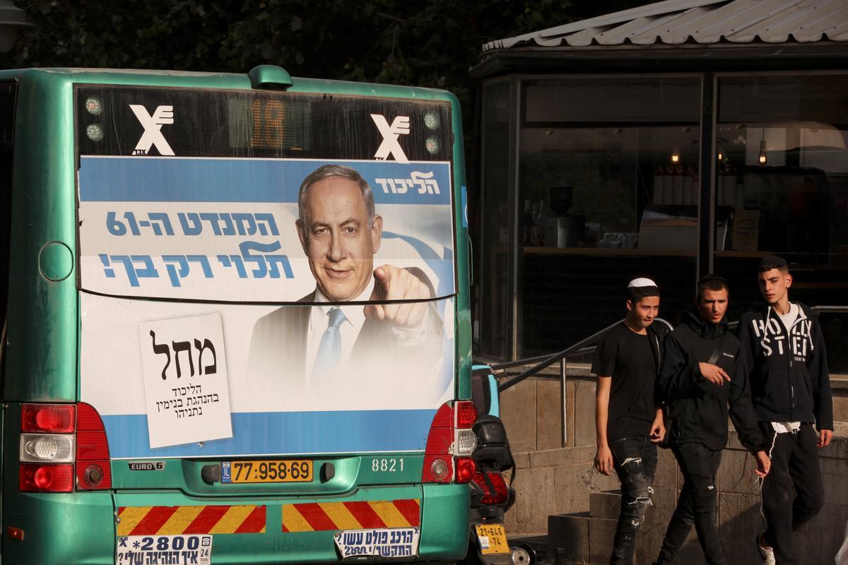 Un cartel electoral de Netanyahu en un autobús de Jerusalén, este lunes.