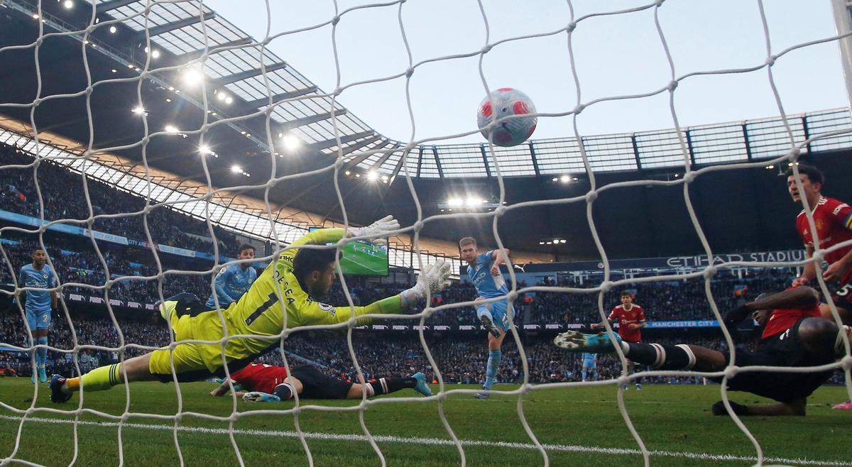 Guardiola engrandeix la imatge del City en el derbi de Manchester