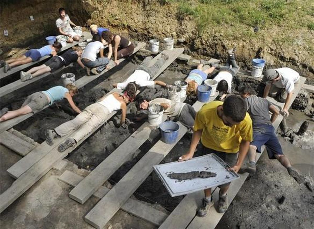 Un grupo de arqueólogos trabaja en las excavaciones del Parque Neolótico de la Draga, en Banyoles, donde se ha hallado el arco de caza neolítico más antiguo de Europa. Un grupo de arqueólogos trabaja en las excavaciones del Parque Neolótico de la Draga, en Banyoles, donde se ha hallado el arco de caza neolítico más antiguo de Europa.