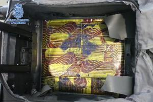 Los detenidos escondían más de 5 kilos de cocaína en el equipaje.