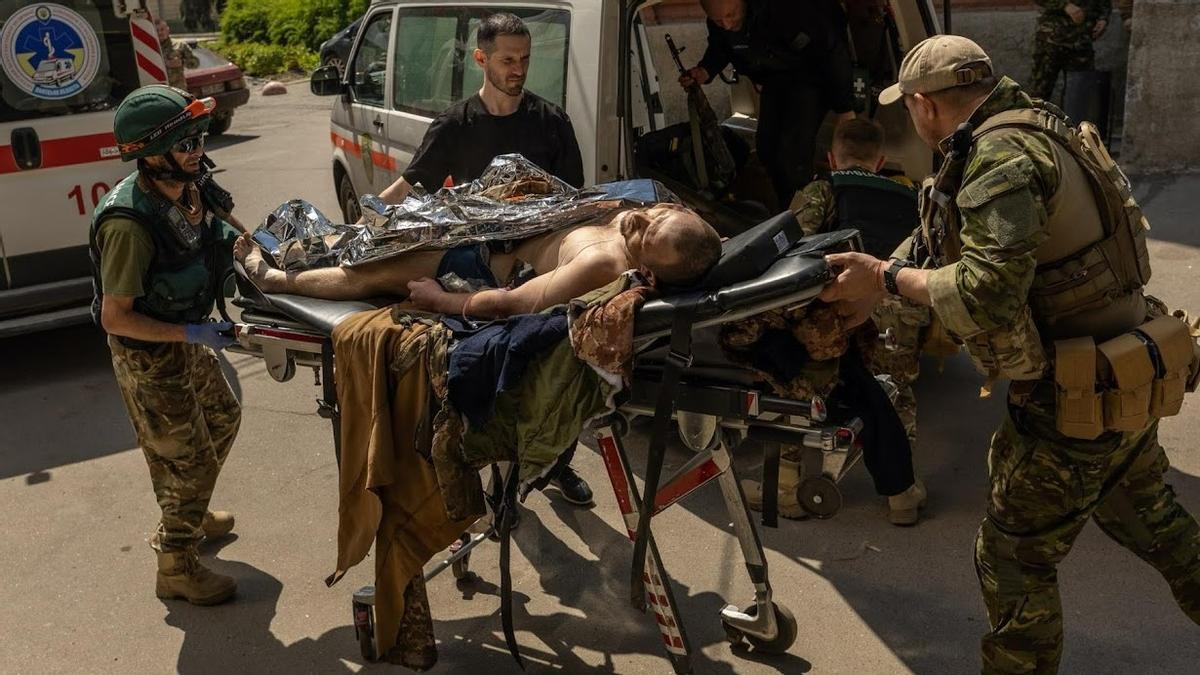 Personal sanitario de Primer Hospital Móvil de Voluntarios Mikola Pigorov trasladan a un soldado ucraniano herido evacuado del frente al hospital de Bajmut, el pasado 11 de mayo.