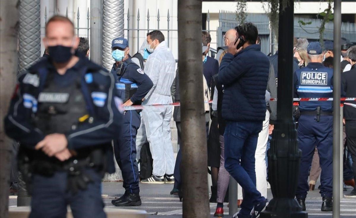 Agentes de policía en el lugar donde se ha producido el ataque con cuchillo, en Niza. Agentes de policía en el lugar donde se ha producido el ataque con cuchillo, en Niza.