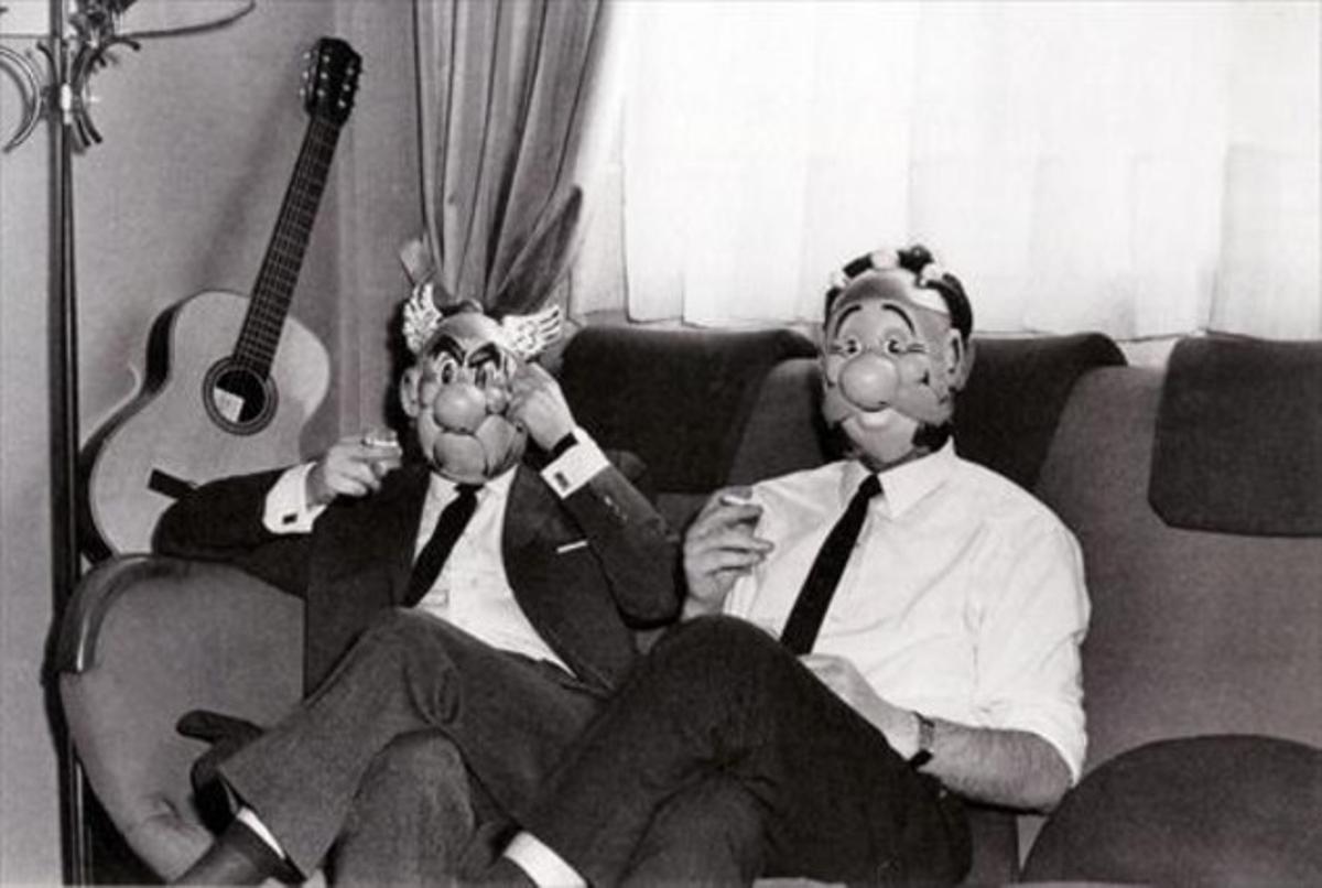 René Goscinny (con careta de Astérix) y Albert Uderzo (con la de Obélix), fotografiados por Roger Picherie para ’Paris Match’ en 1966.