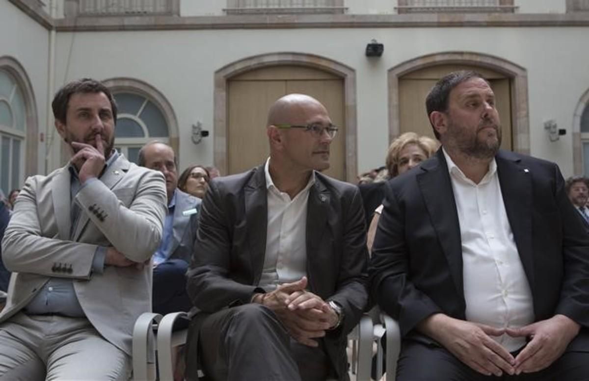 Los ’consellers’ Comín y Romeva, junto al ’vicepresident’ del Govern, Oriol Junqueras, en el acto de presentación de la ley del referéndum en el Parlament. Los ’consellers’ Comín y Romeva, junto al ’vicepresident’ del Govern, Oriol Junqueras, en el acto de presentación de la ley del referéndum en el Parlament.