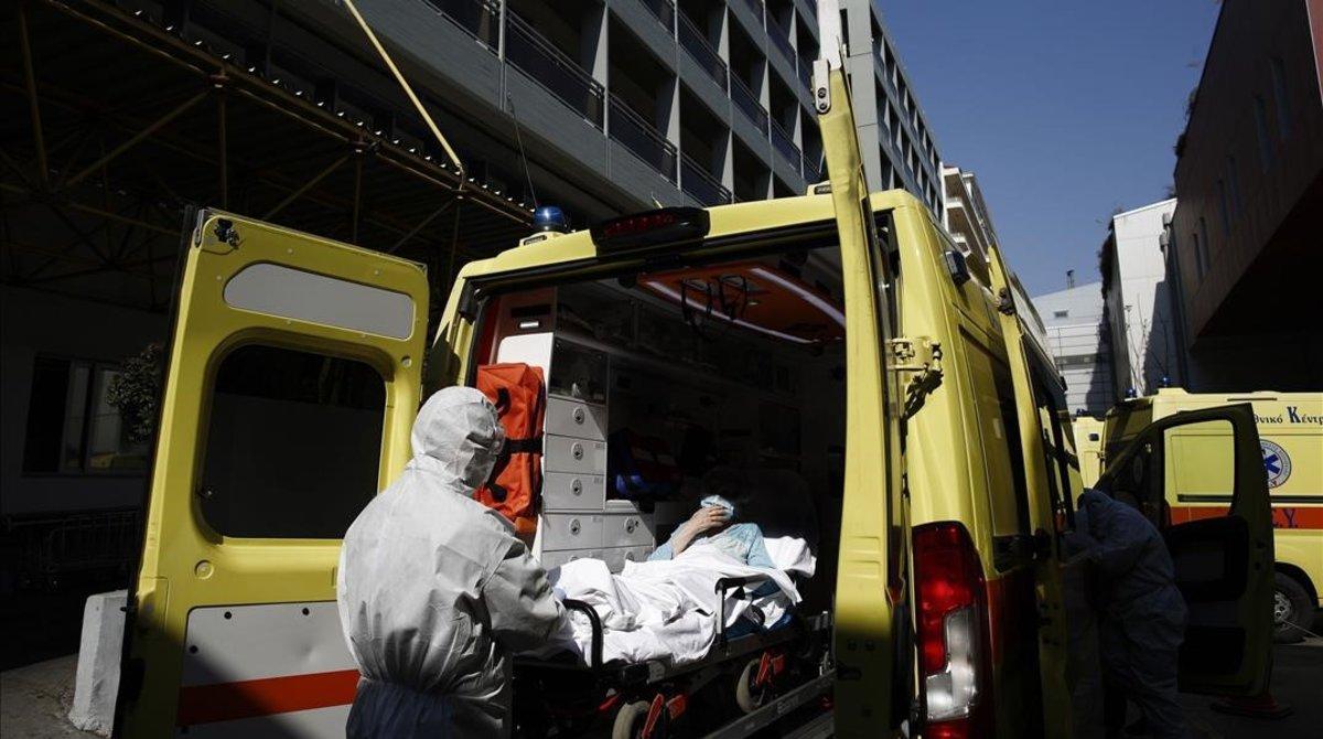 Un sanitario traslada a un enfermo de covid-19 al hospital en Atenas, Grecia. 