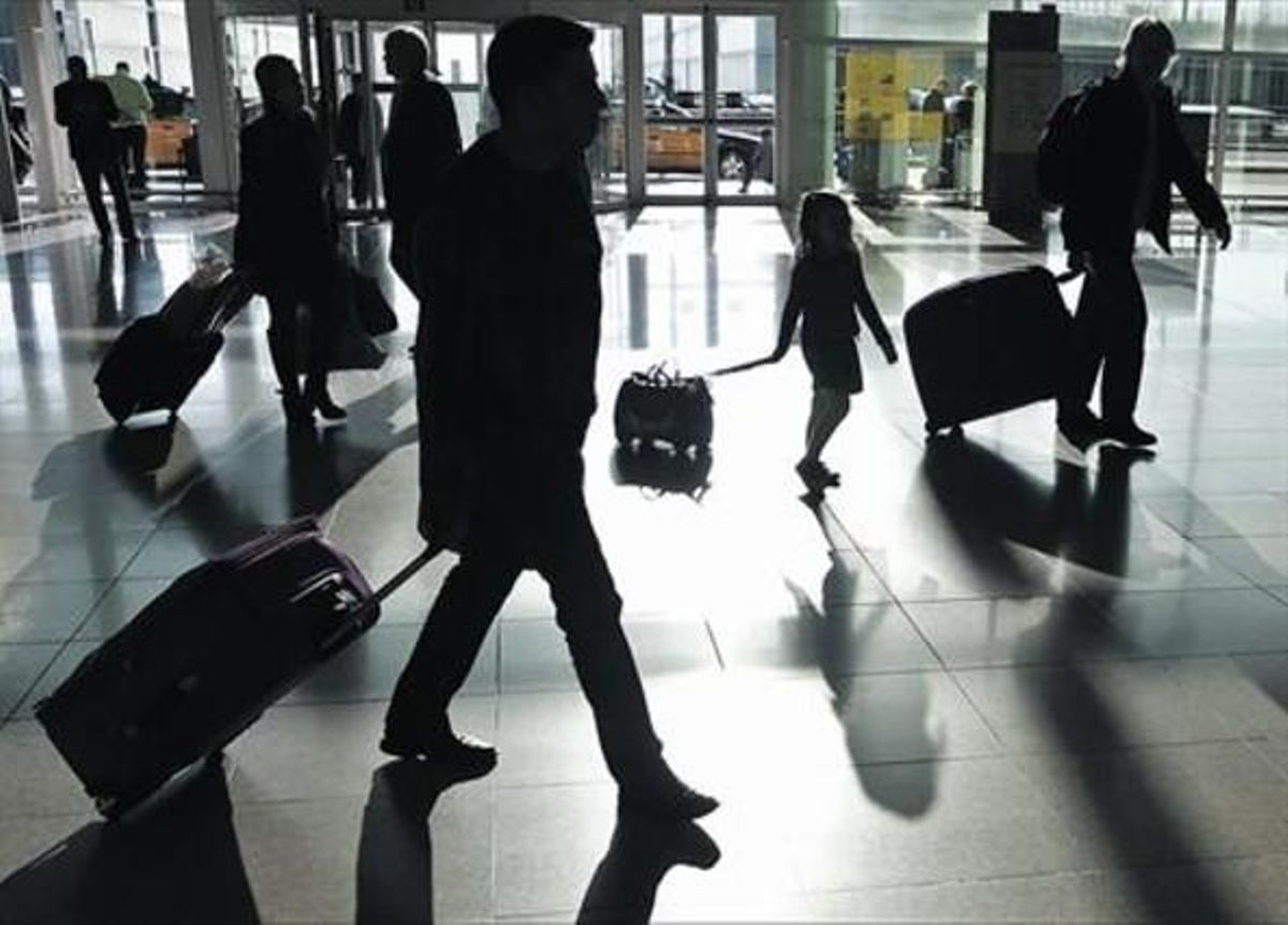 Pasajeros en el aeropuerto de El Prat, una de las instalaciones que forman parte de Aena. Pasajeros en el aeropuerto de El Prat, una de las instalaciones que forman parte de Aena.