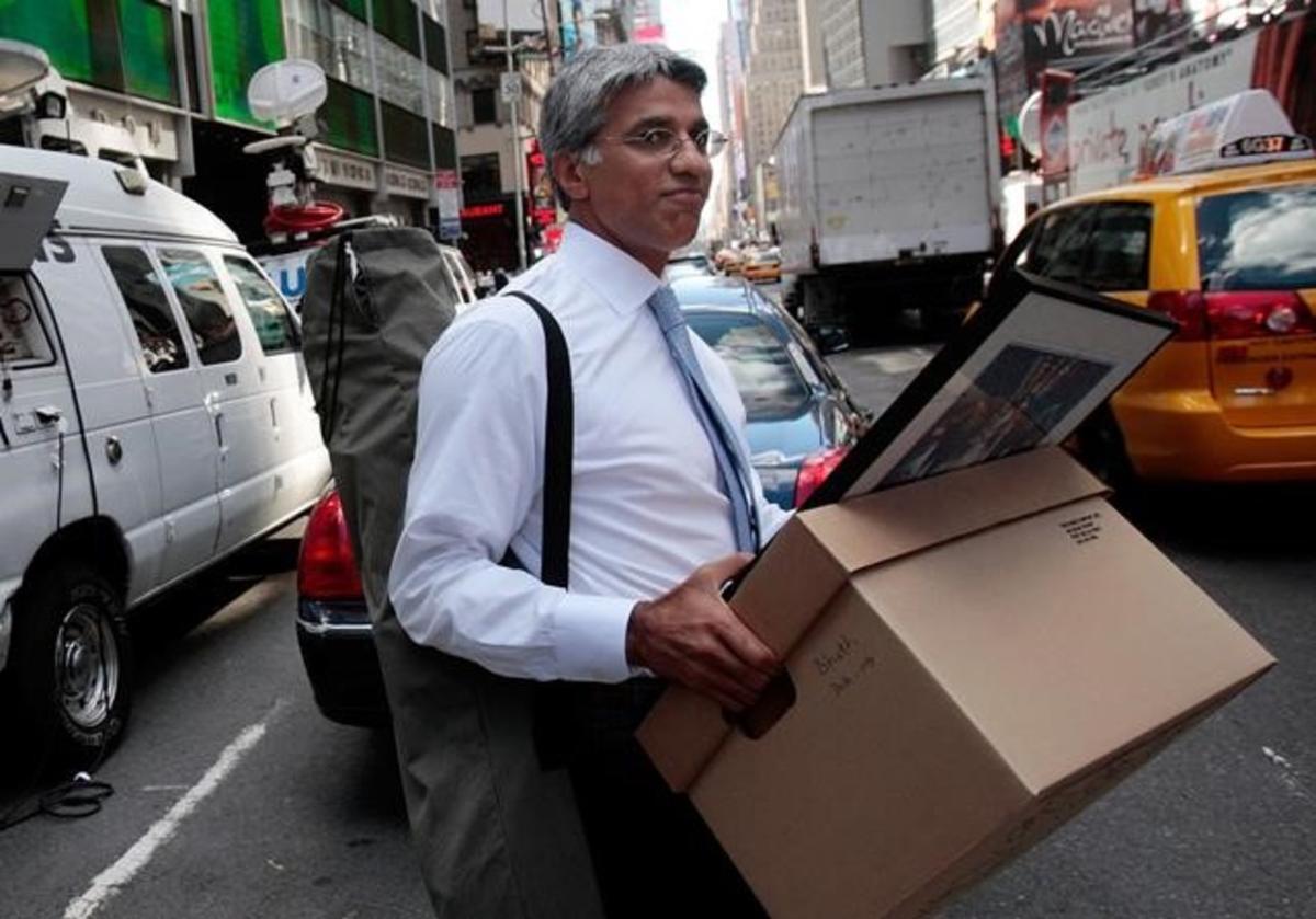 Un empleado de Lehman Brothers, hoy cara de la crisis económica que vino a continuación, carga con una caja tras la quiebra del banco de inversión. 