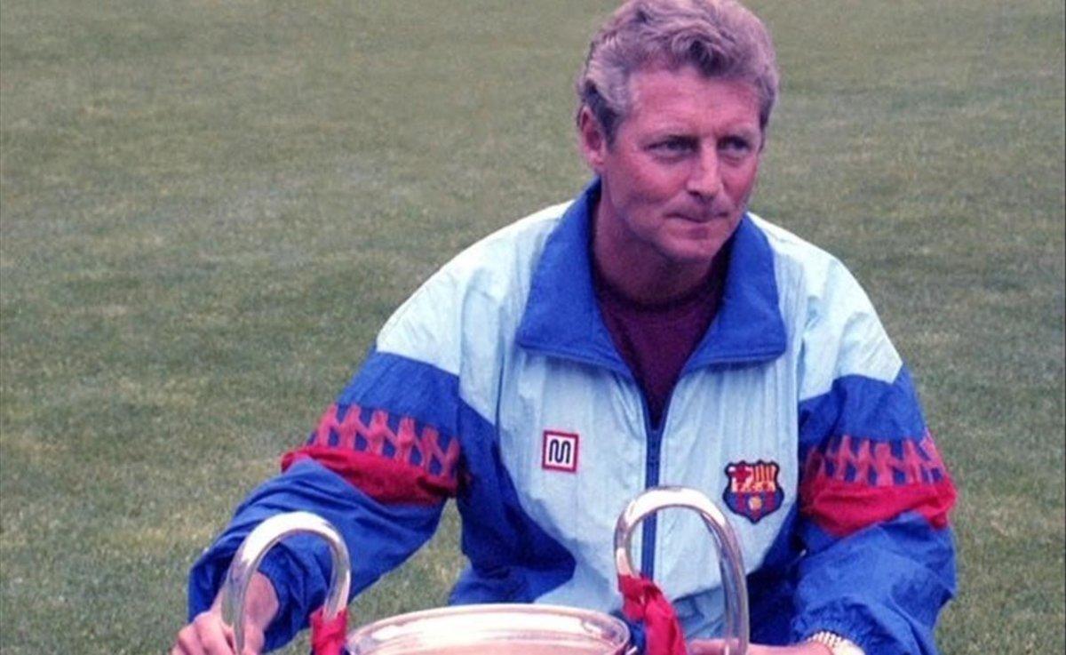 El técnico Tony Bruins Slot posa con la Copa de Europa de 1992 que conquistó siendo ayudante de Johan Cruyff en el Barça.