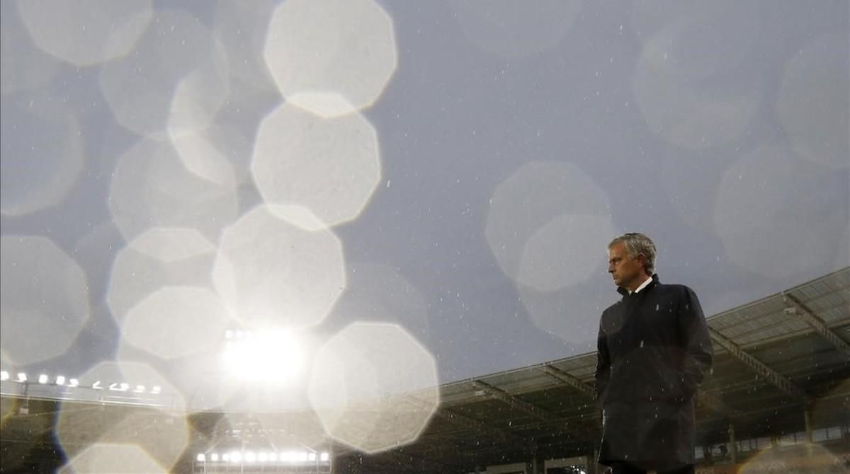 Mourinho, durante el partido contra el Hull City. Mourinho, durante el partido contra el Hull City.