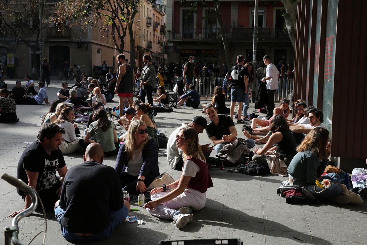 Jóvenes bebiendo en la plaza del Diamant de Barcelona, el pasado 25 de abril. Jóvenes bebiendo en la plaza del Diamant de Barcelona, el pasado 25 de abril.