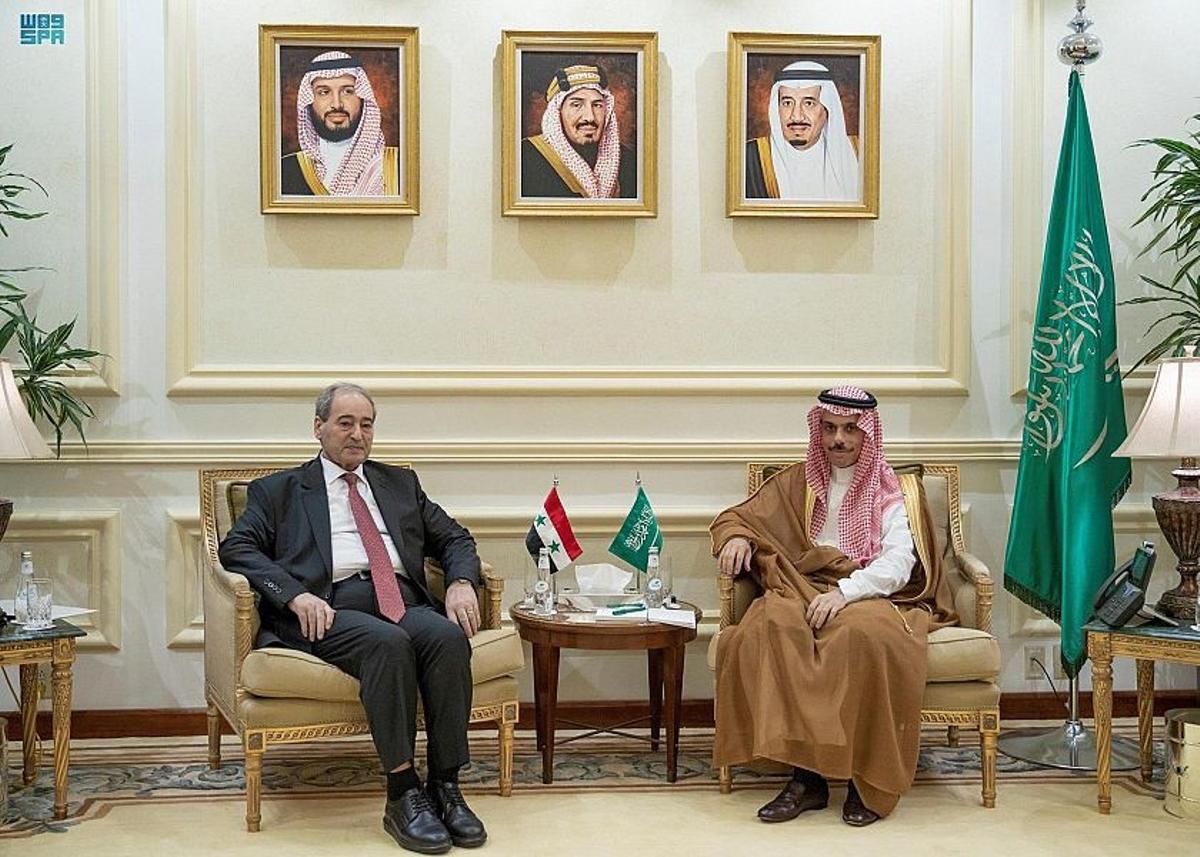 El ministro de Exteriores de Siria, Faisal al Mikdad, con su homólogo saudí, Faisal bin Farhan al Saud