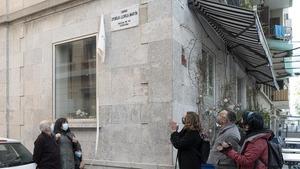 Descubrimiento de la placa a Emília Llorca, este 14 de abril en la Barceloneta.