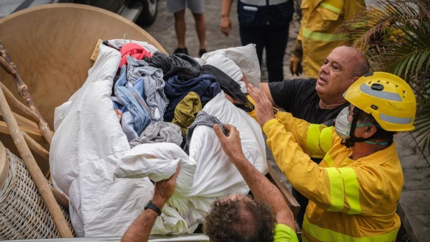 Los vecinos de La Palma rescatan sus recuerdos in extremis - Vimarsana News