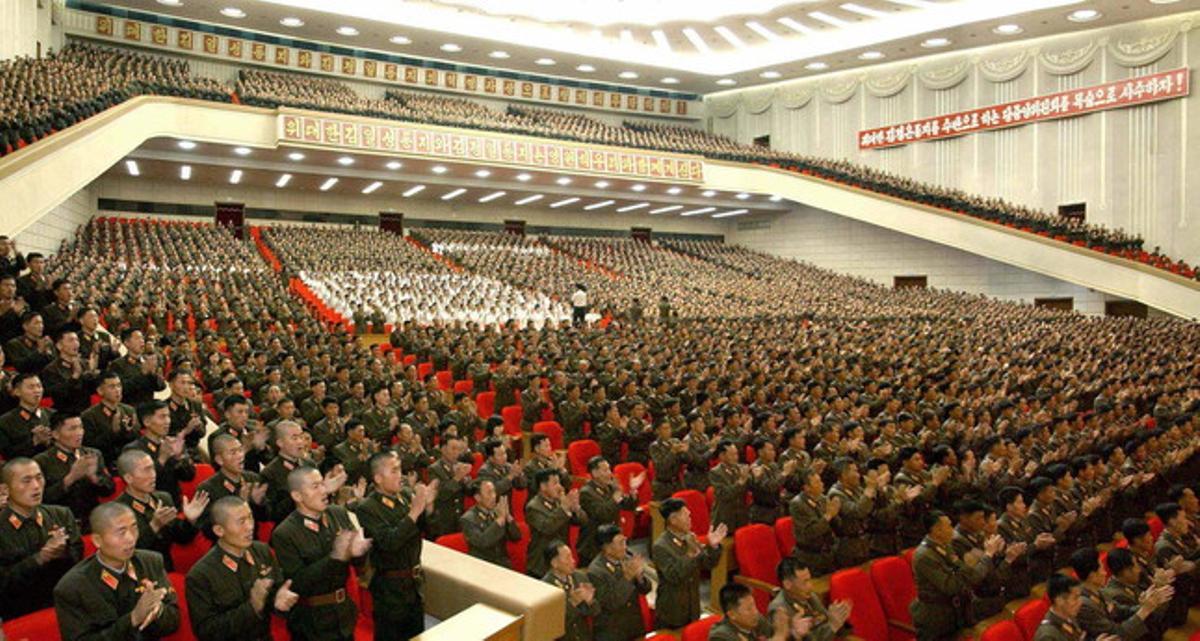 Soldados norcoreanos, durante una ceremonia para jurar lealtad a Kim Jong-un, el miércoles en Piongyang.