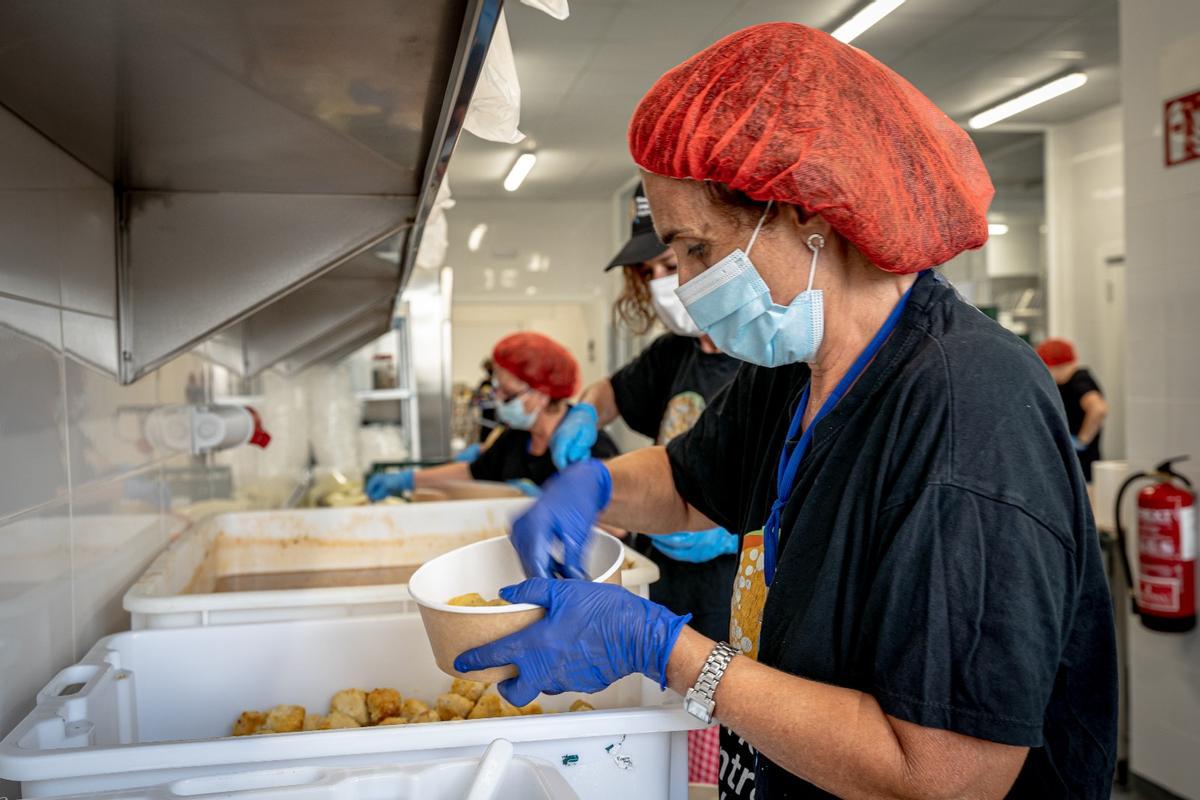 Voluntarias de World Central Kitchen preparan comida para los refugiados afganos.