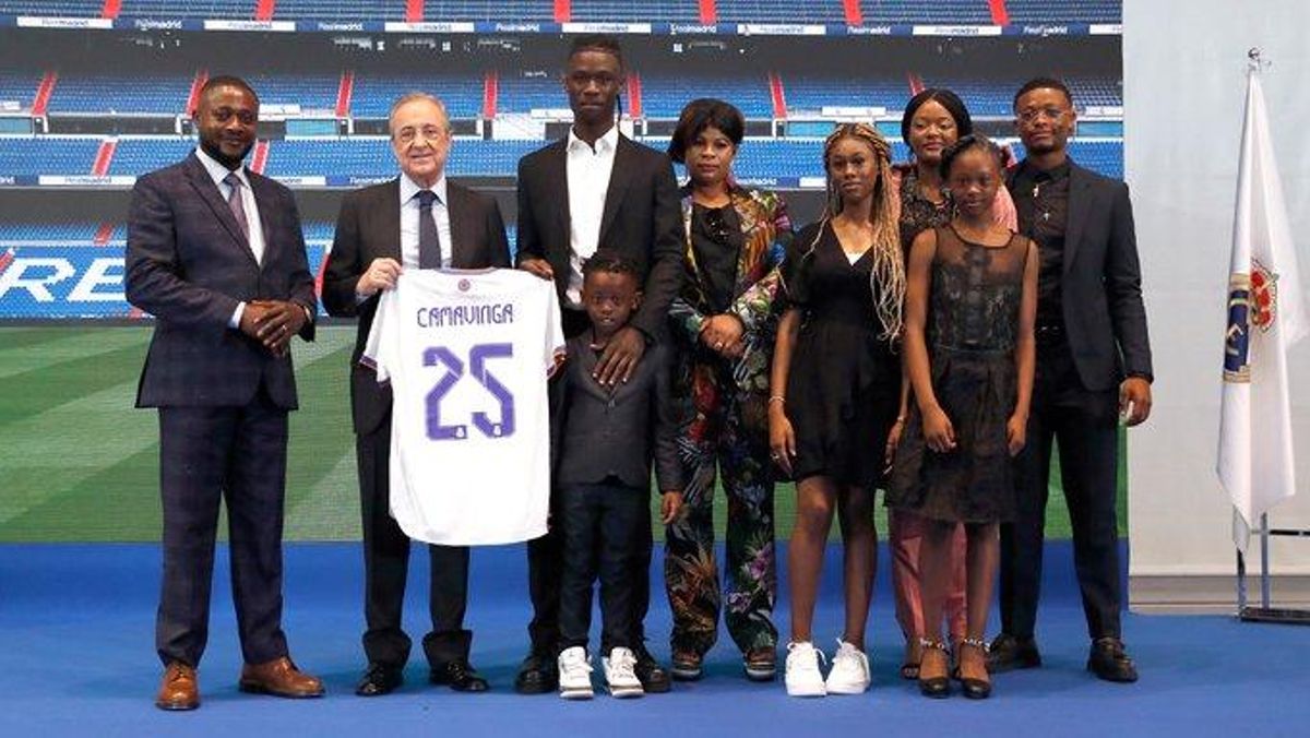 Camavinga, junto a Florentino y su familia, este miércoles en su presentación. Camavinga, junto a Florentino y su familia, este miércoles en su presentación.
