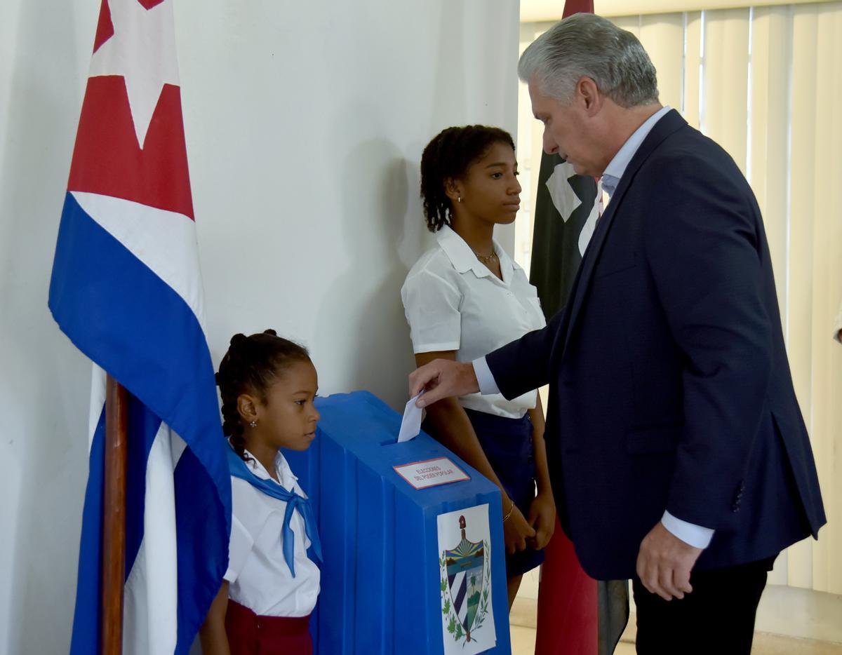 El presidente de Cuba, Miguel Díaz-Canel, vota en las elecciones de los delegados (concejales).