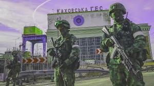 Soldados rusos ante una estación eléctrica en Jersón. 