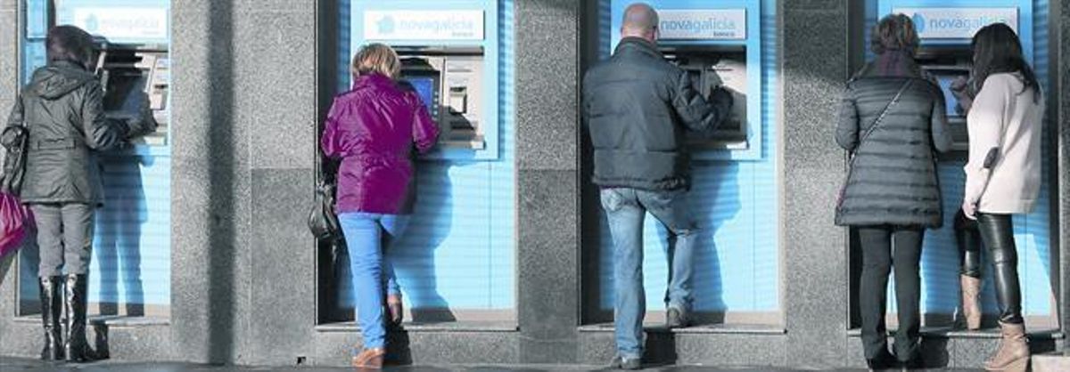 Clientes de Novagalicia Banco sacan dinero en los cajeros Clientes de Novagalicia Banco sacan dinero en los cajeros