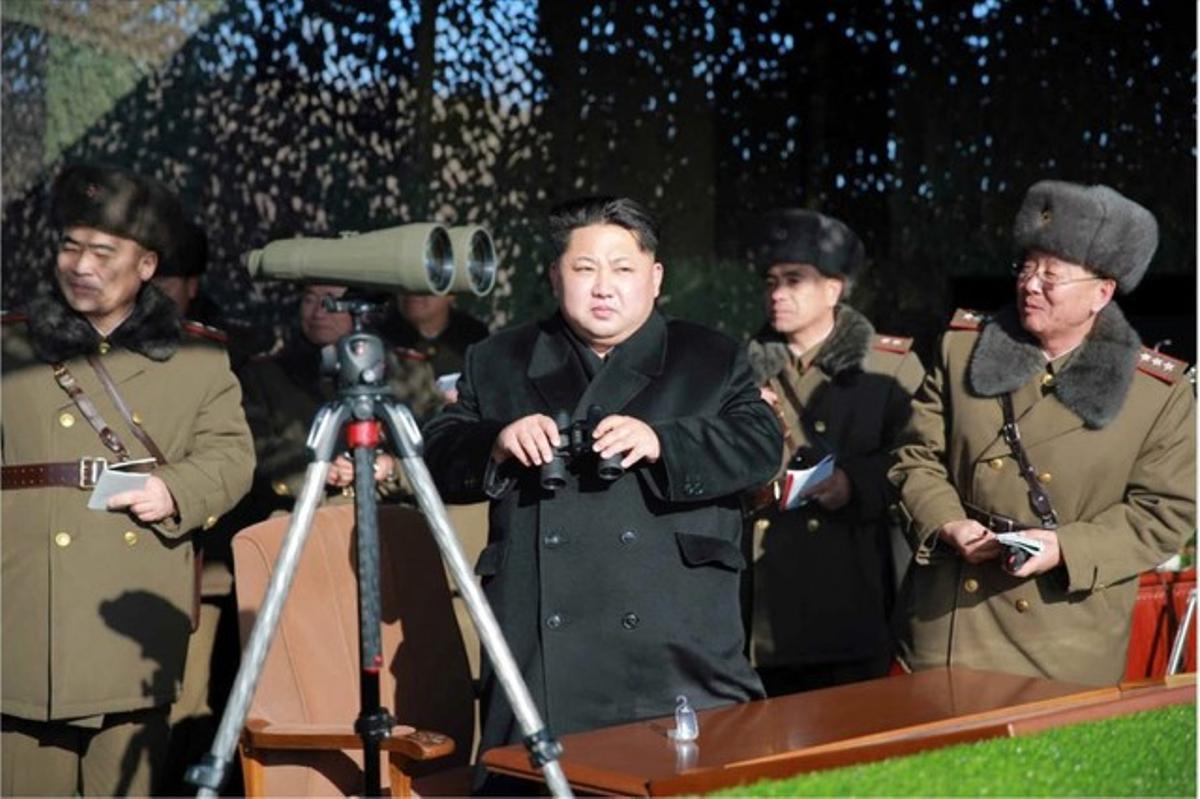 El líder norcoreano Kim Jong-un observa un concurso de artillería militar en Corea del Norte, en una imagen facilitada el martes día 5