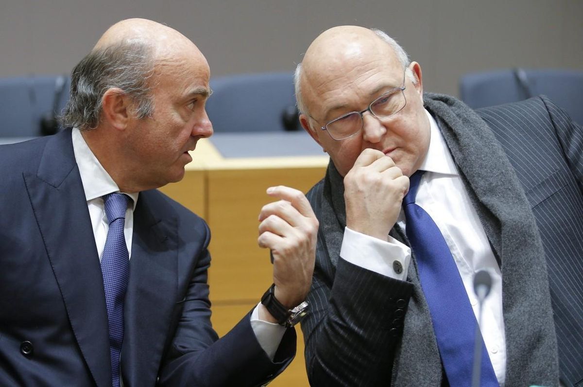 El ministro de Economía Luis de Guindos conversa con el ministro de Finanzas francés Michel Sapin. El ministro de Economía Luis de Guindos conversa con el ministro de Finanzas francés Michel Sapin.