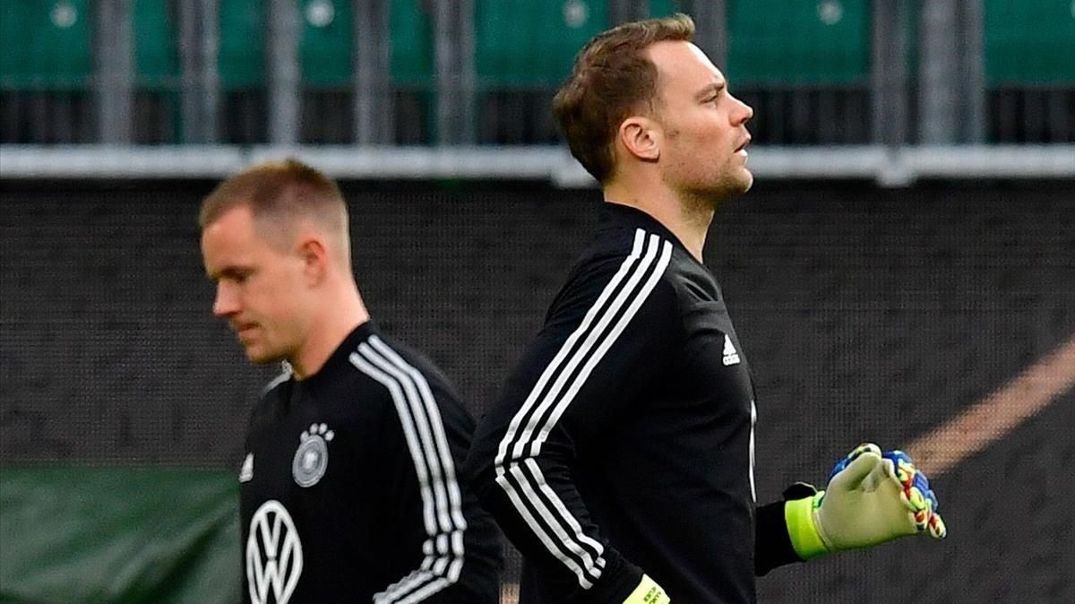 Neuer (derecha) y Ter Stegen, en un entrenamiento de la selección alemana. Neuer (derecha) y Ter Stegen, en un entrenamiento de la selección alemana.