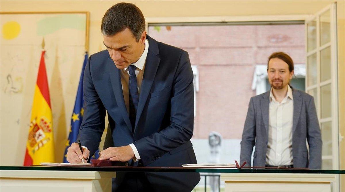 Pedro Sánchez y Pablo Iglesias firman su pacto de Presupuestos, el pasado 11 de octubre. 
