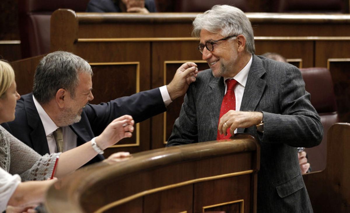 Azpiazu (sentado) bromea con Josep Sánchez Llibre (Unió) en un pleno del Congreso, en septiembre del 2011. Azpiazu (sentado) bromea con Josep Sánchez Llibre (Unió) en un pleno del Congreso, en septiembre del 2011.