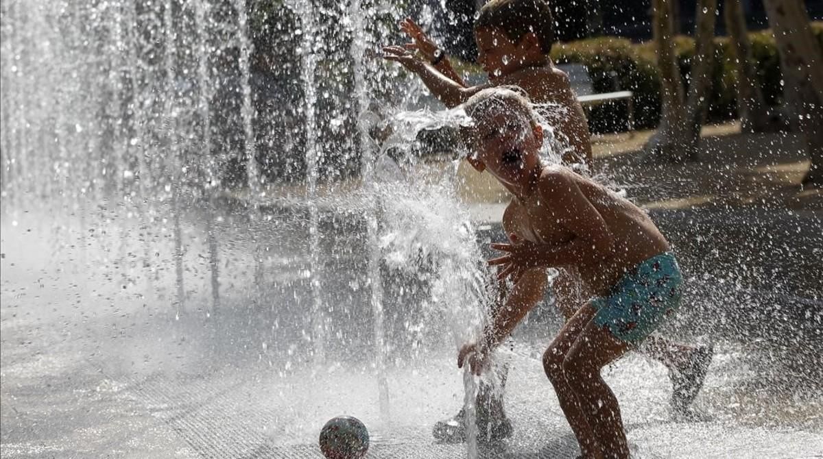 Niños en una fuente en el barrio de Horta, el pasado verano. Niños en una fuente en el barrio de Horta, el pasado verano.